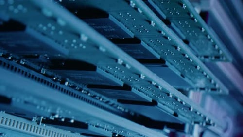 Makroaufnahme in Nahaufnahme: PCB-Motherboard-Komponenten wie RAM-Speicher, Transistor, Prozessoren.
Video
