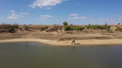 Homme faisant du trekking seul