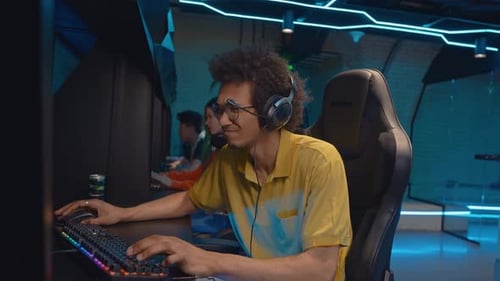 Jogadores jogando em uma sala de jogos.