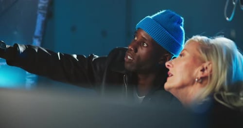 Abend, Erklärung und Leute mit Computer, Kollegen und Planung für die Webentwicklung