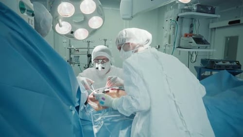 Der Chirurg führt Rohre für die Herz-Bypass-Operation ein
