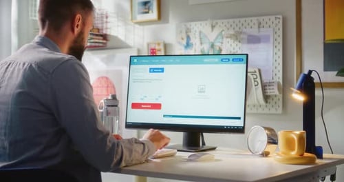 Un homme adulte tape une invite dans un logiciel d'intelligence artificielle sur ordinateur