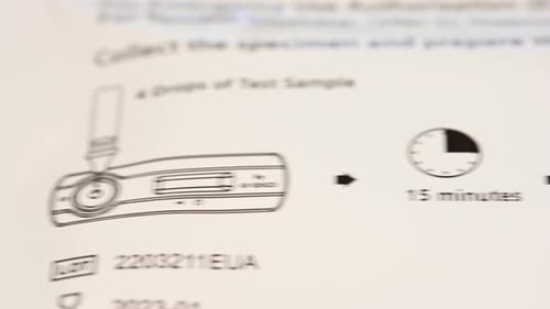 deslizando rápidamente los resultados de una caja de prueba de COVID-19 desechable