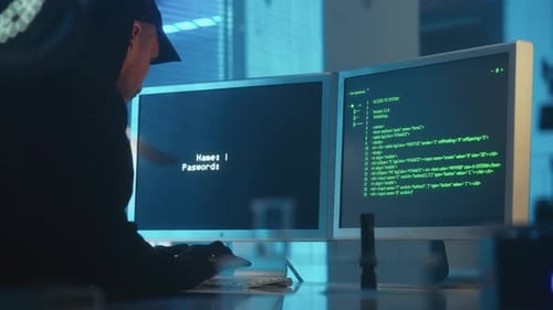 Un hacker vêtu d'un sweat à capuche et de gants noirs espionne dans le laboratoire en train de taper sur un clavier d'ordinateur