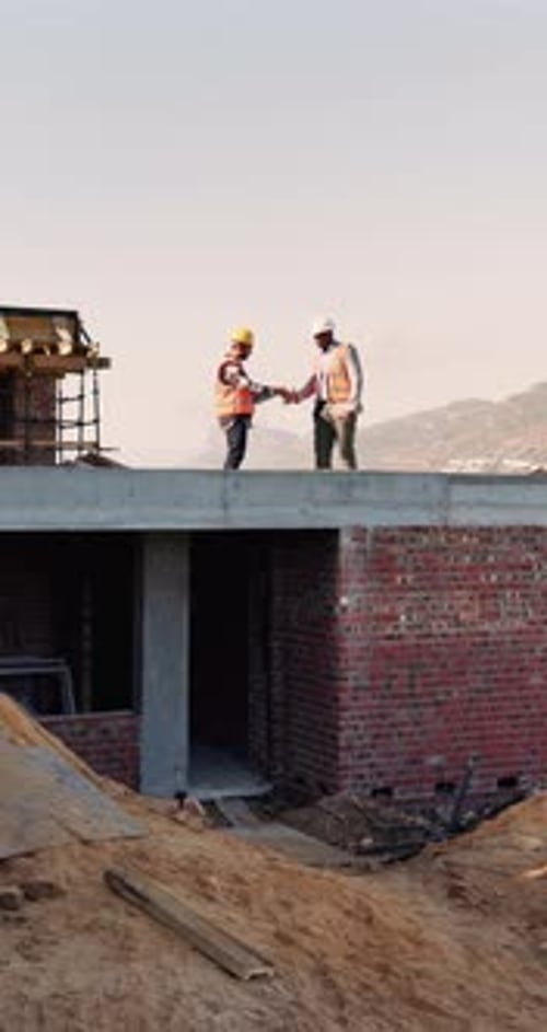 Construcción, hombres y apretón de manos con tableta en el sitio para obtener un pase de inspección, un código de seguridad o un acuerdo