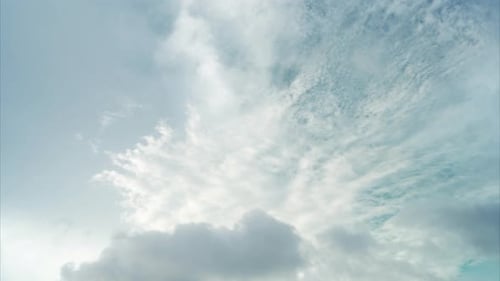 Helle Wolken bewegen sich langsam in verschiedene Richtungen, Wolkenlandschaft Zeitraffer