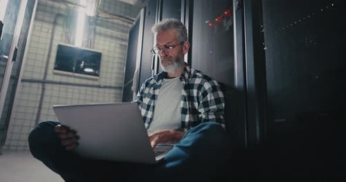 Mann arbeitet am Laptop-Computer