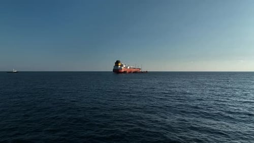 Ein Gastanker ist am Meer verankert Aerial View 4 K