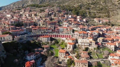 Drone aérien au-dessus de la ville de montagne d'Arachova, près du mont Parnasse, Grèce