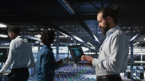 Server Farm IT Expert Managing Storage Arrays Supporting Machine Learning