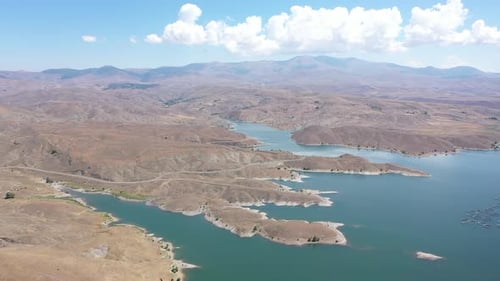 Vue aérienne du barrage et des collines 2