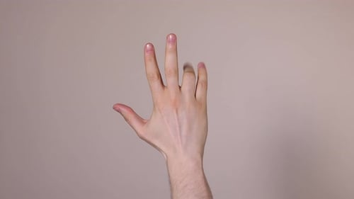 Hombre que muestra tres dedos sobre fondo beige, primer plano