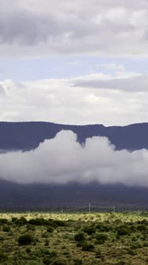 Vídeo vertical de lapso de tiempo de la tormenta monzónica de Arizona con inversión de nubes