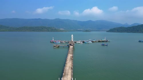 Passarela até o cais do farol que se estende até o Golfo da Tailândia. Fabuloso drone de vista aérea