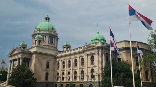 plan de l'Assemblée nationale de Serbie (Skupština) à Belgrade par une journée de printemps venteuse et nuageuse