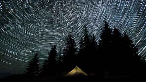 Lap de temps des traînées d'étoiles dans le ciel nocturne