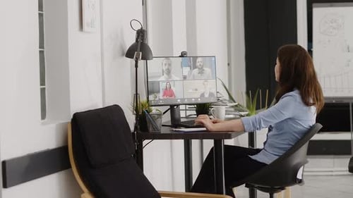 Unternehmer, der mit Leuten im Geschäftsvideoanruf chattet