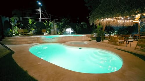 Luxus-Hotel-Swimmingpool, nachts beleuchtet