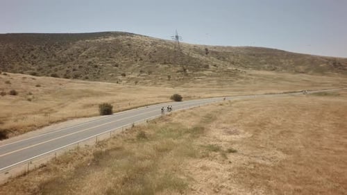 Radrennen entlang der malerischen Straße in San Diego, Kalifornien, unter blauem Sommerhimmel