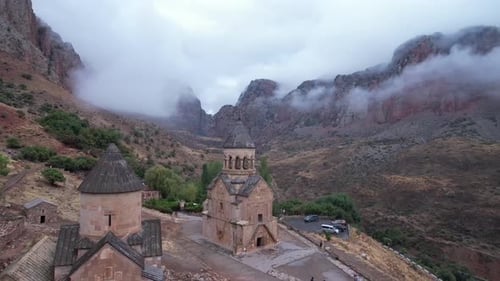 Vidéo aérienne au-dessus du monastère arménien orthodoxe de Noravank