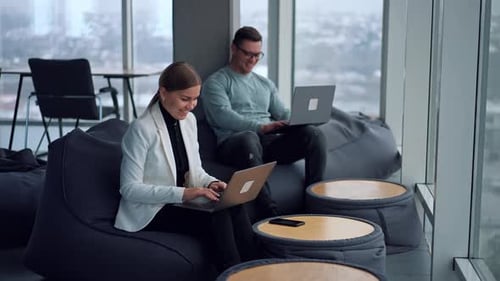 Des personnes heureuses et positives travaillant dans un espace de travail créatif confortable.