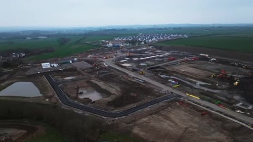 Langsame Panoramaaufnahme einer Baustelle, auf der Häuser in Schottland gebaut werden