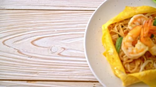 Delicious Pad Thai with Shrimp and Egg