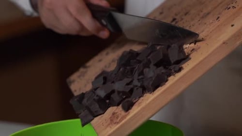 mettre le chocolat dans la pâte à gâteau hachée lentement.