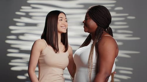 Grupo de amigos expressando feminilidade no estúdio