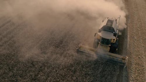 Трактор с высоты птичьего полета на обрабатываемом сельскохозяйственном поле