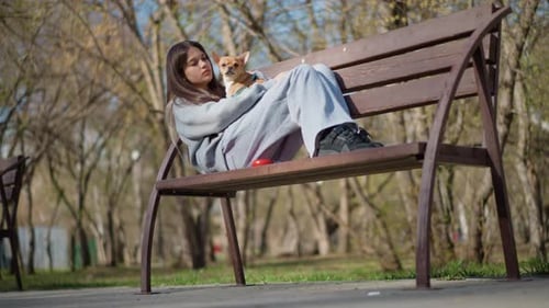 Chill Girl Outdoors Fille se reposant avec un chien à proximité Femme décontractée se relaxant dans un parc avec un animal de compagnie