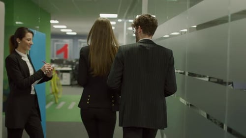 Geschäftsleute diskutieren Strategien in einem modernen Büro