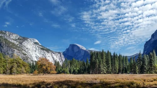 Zeitraffer-Video des Yosemite Valley Nationalparks an einem sonnigen Tag.