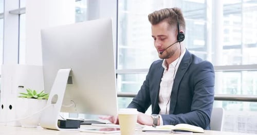 4K-Videomaterial eines jungen Call Center-Agenten, der in einem Büro arbeitet