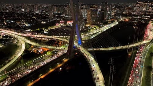 Ponte famosa na cidade noturna de São Paulo, Brasil.