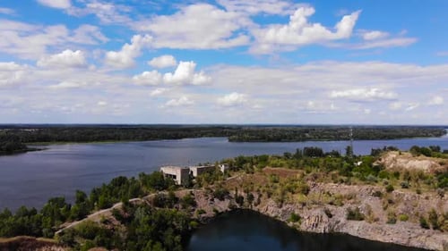 See in einem verlassenen Steinbruch mit blauem Wasser in Dnipro in der Ukraine