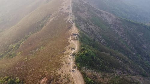 Luftbild einer von Menschen zerstörten baumlosen Bergkette.