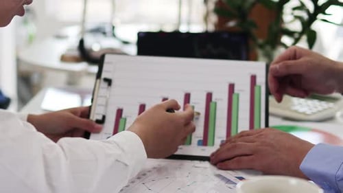 Das Unternehmensteam führt eine Datenberichtsanalyse durch
