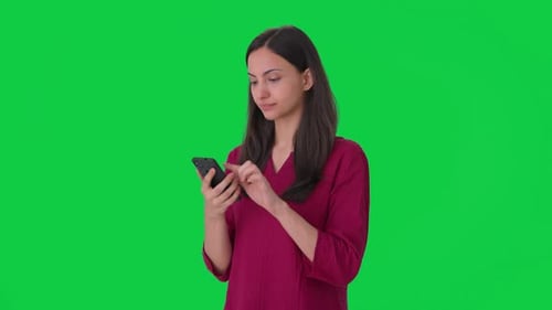 Mulher indiana cansada e preguiçosa usando a tela verde do telefone