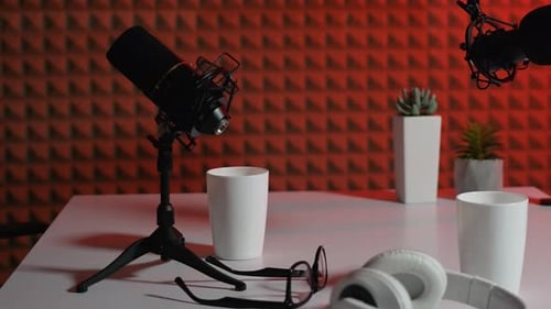Equipamento para gravação de podcast de rádio, dois microfones e fones de ouvido, estúdio de transmissão ao vivo