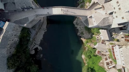 Col du haut vers le bas au-dessus d'un pont de pierre médiéval et de la rivière Neretva, d'un bleu sarcelle propre, Mostar, Bosnie et
