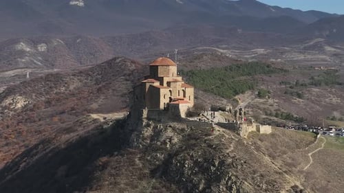 Vol autour du monastère historique de Jvari datant du VIe siècle à Mtskheta, en Géorgie.