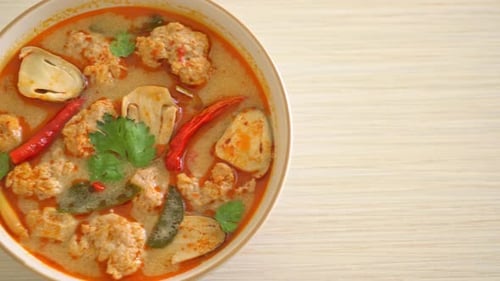 soupe épicée de porc bouilli aux champignons - Tom Yum - Cuisine asiatique