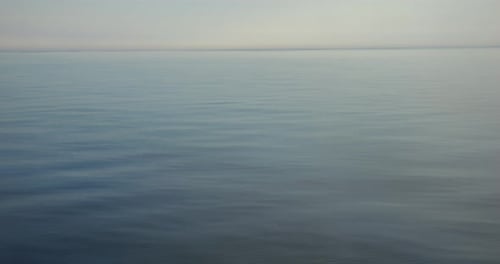 Ruhiges Wasser der Adria im Abendlicht.