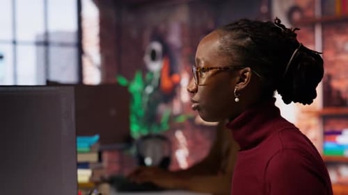 Ingeniero de software que resuelve tareas con un chatbot de IA LLM que responde a las instrucciones