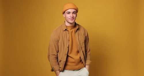 Gesicht, Mode und Mann mit Streetwear, Studio-Hintergrund und selbstbewusst mit trendigen Klamotten oder Platz