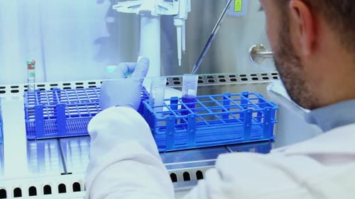 Nahaufnahme Wissenschaftler analysieren Proben in steriler Laborumgebung