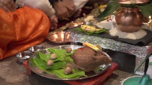 Ehemann und Ehefrau essen beide Gruhpravesh Pooja und tropfen Wasser auf Supari.