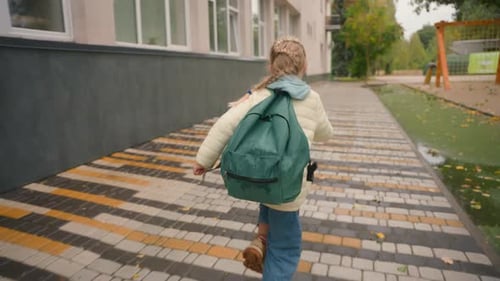 Rückansicht Kleines Mädchen: Schnell rennen, Grundschule, Grundschule, Schulmädchen, Unterricht, Bildung