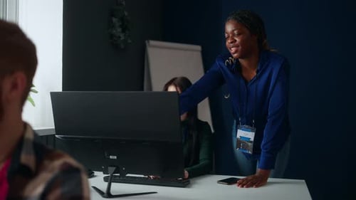 Département d'analyse des mégadonnées de l'entreprise Équipe multiethnique de programmeurs Femme noire souriante